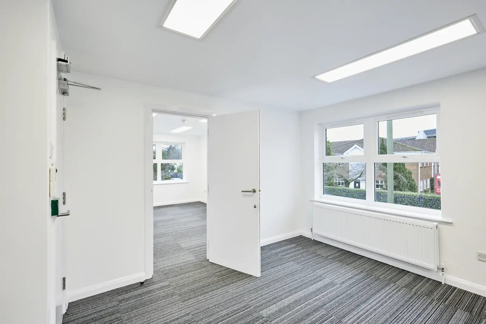 the-place-4-offices-petersfield-bright-modern-multi-room-office-space-to-hire-1600x1067