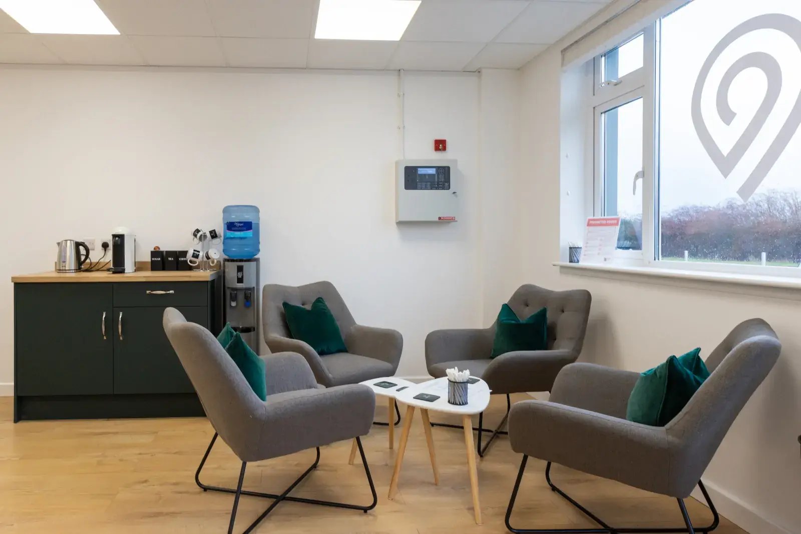 the-place-4-self-storage-swindon-storage-unit-space-lobby-seating-area-1600x1067