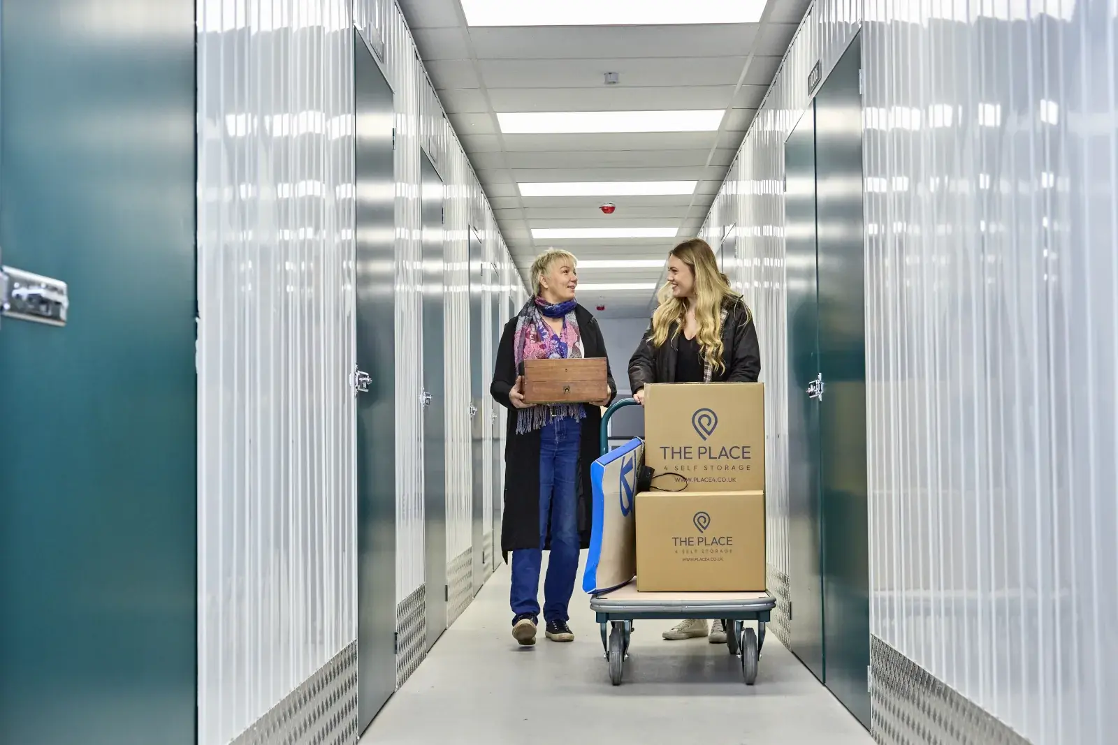 the-place-4-self-storage-customers-taking-possessions-to-secure-storage-unit-1600x1067