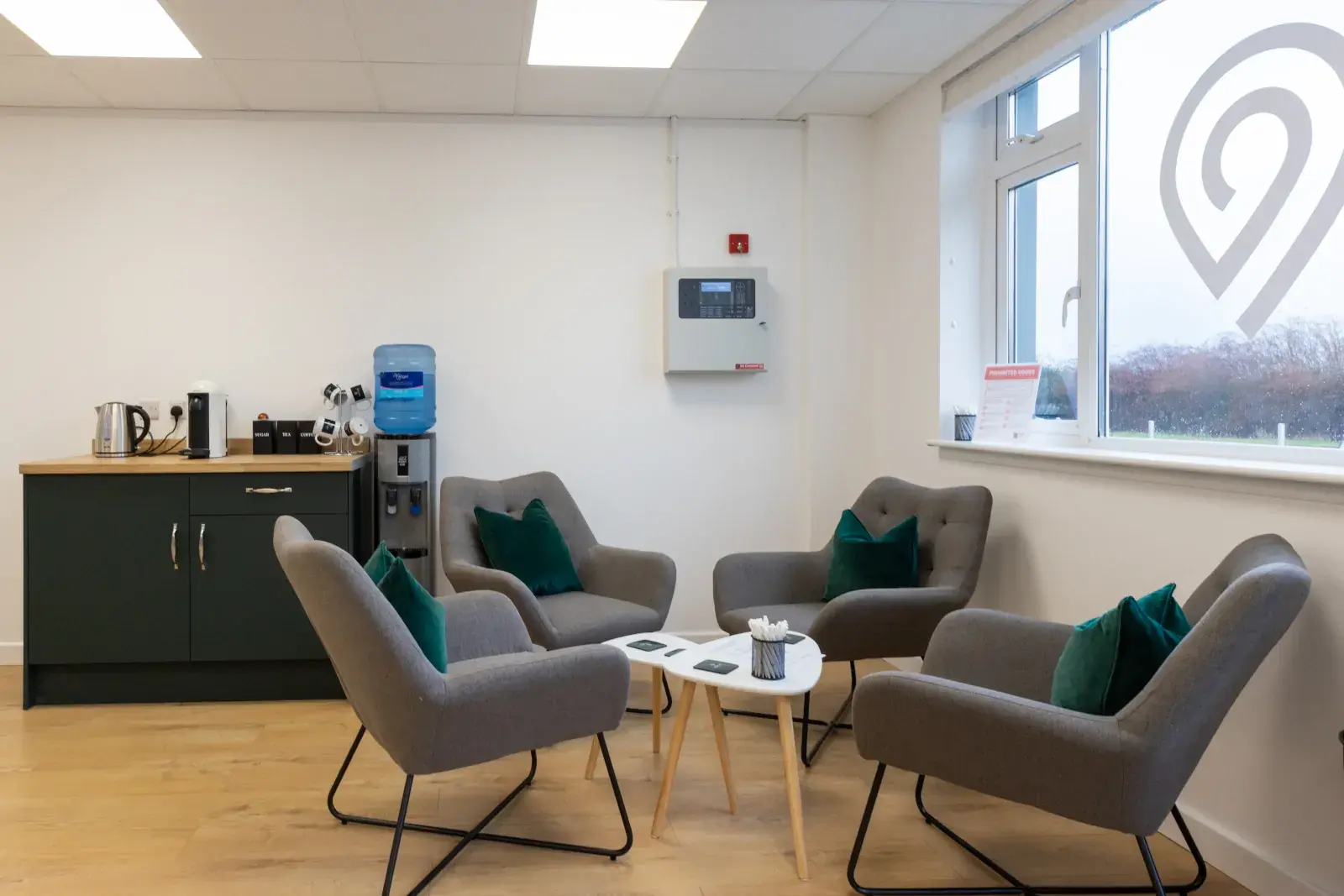 the-place-4-self-storage-swindon-storage-unit-space-lobby-seating-area-1600x1067